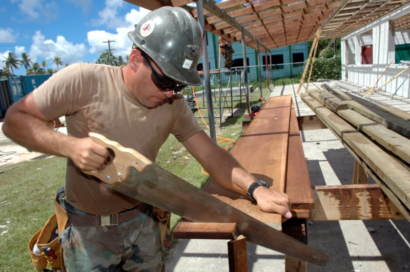 charpentier-SOLLIES PONT-min_worker_construction_building_carpenter_male_job_build_helmet-893290